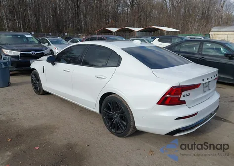 2024 Volvo S60 Recharge Plug-In Hybrid T8 Plus Black Edition z USA, uszkodzony, nr VIN 7JRH60FHXRG316428